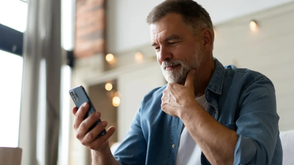 Odmičete telefon od sebe da biste pročitali? To nije slučajnost, evo &scaron;to se događa s va&scaron;im očima